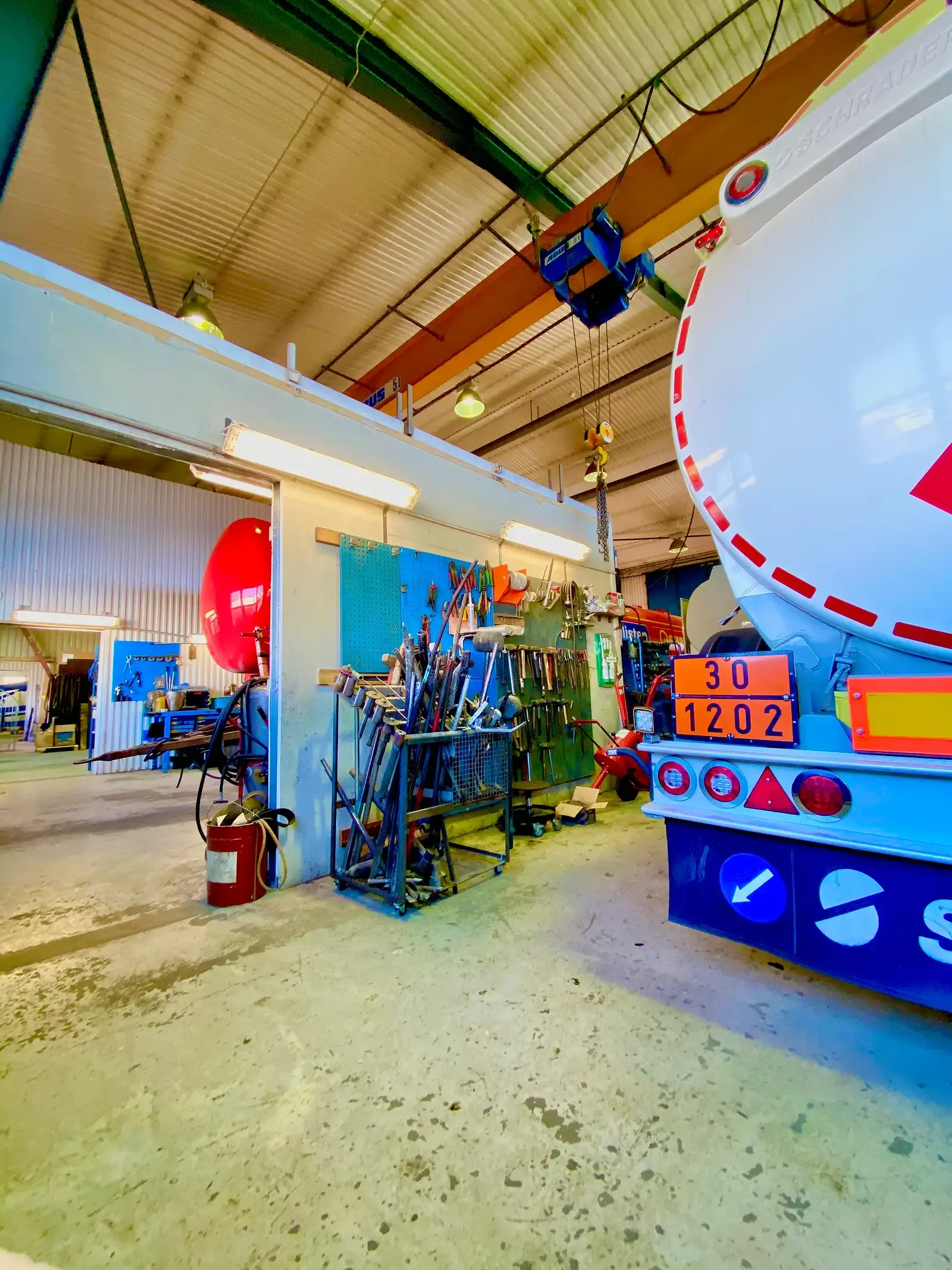 Tankbil inne i verkstaden