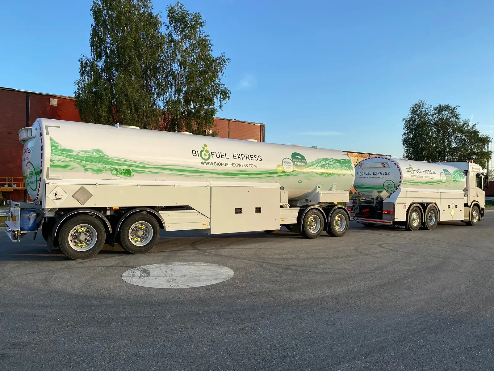 Scania-tankbil med dubbla släp från Biofuel Express