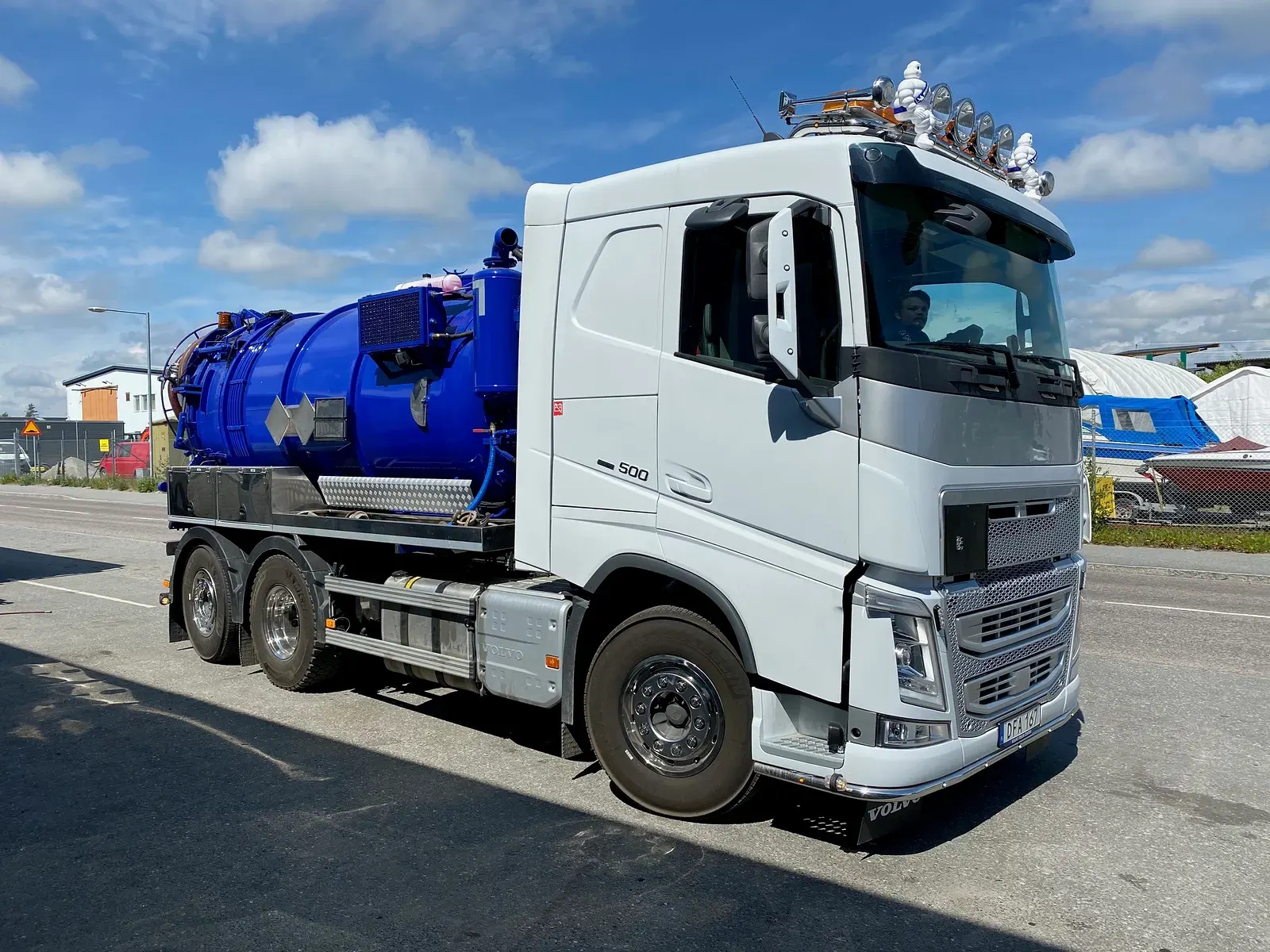 Efter: vit Volvo med blå tank, färdigrenoverad