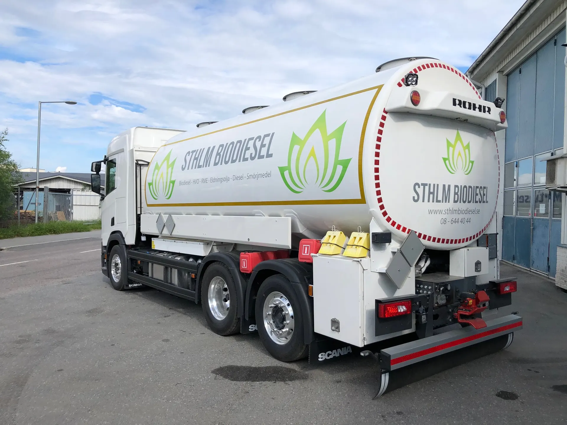 Vit Scania-tankbil märkt STHLM Biodiesel