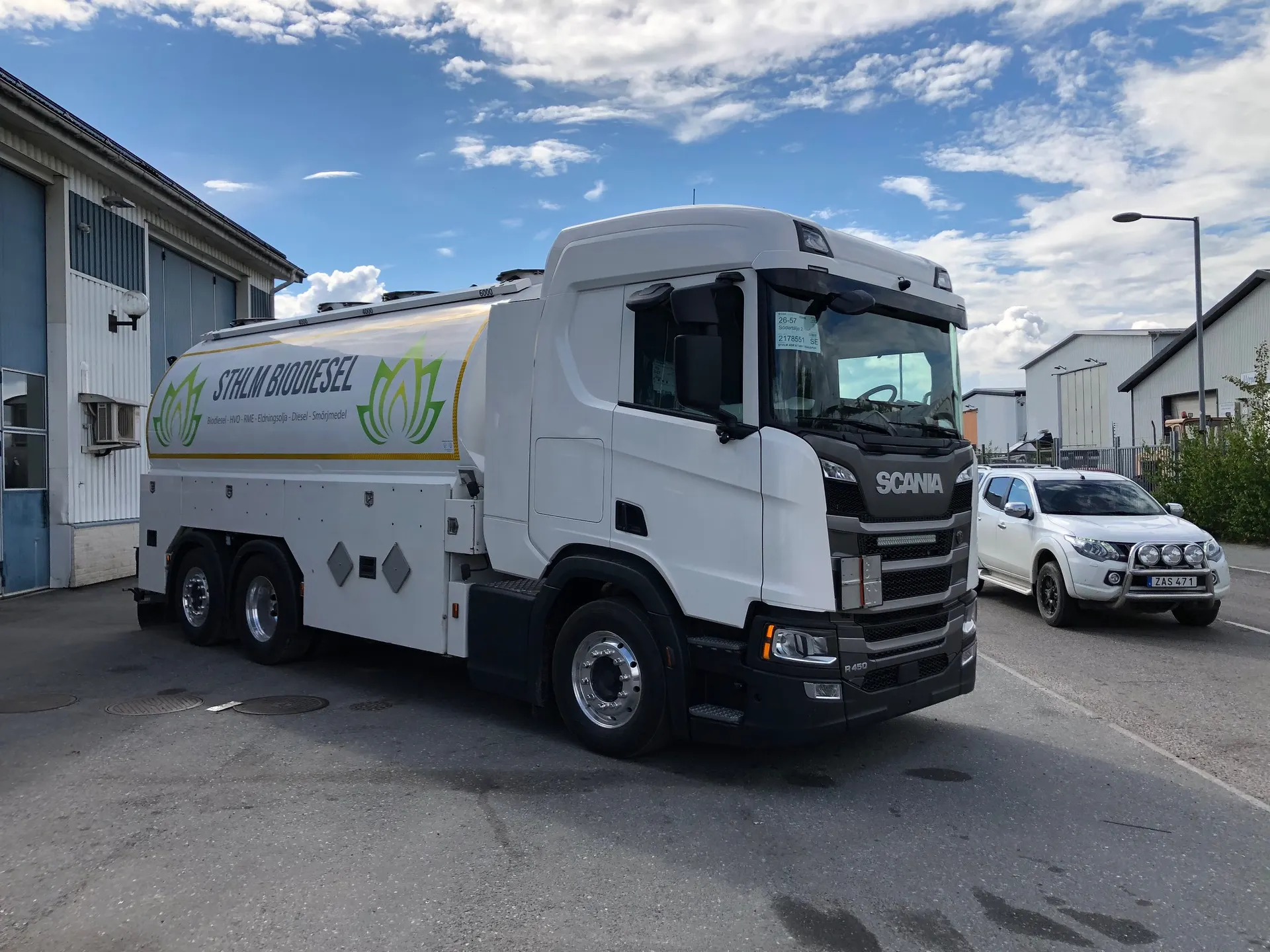Tankbil från STHLM Biodiesel vid industribyggnad