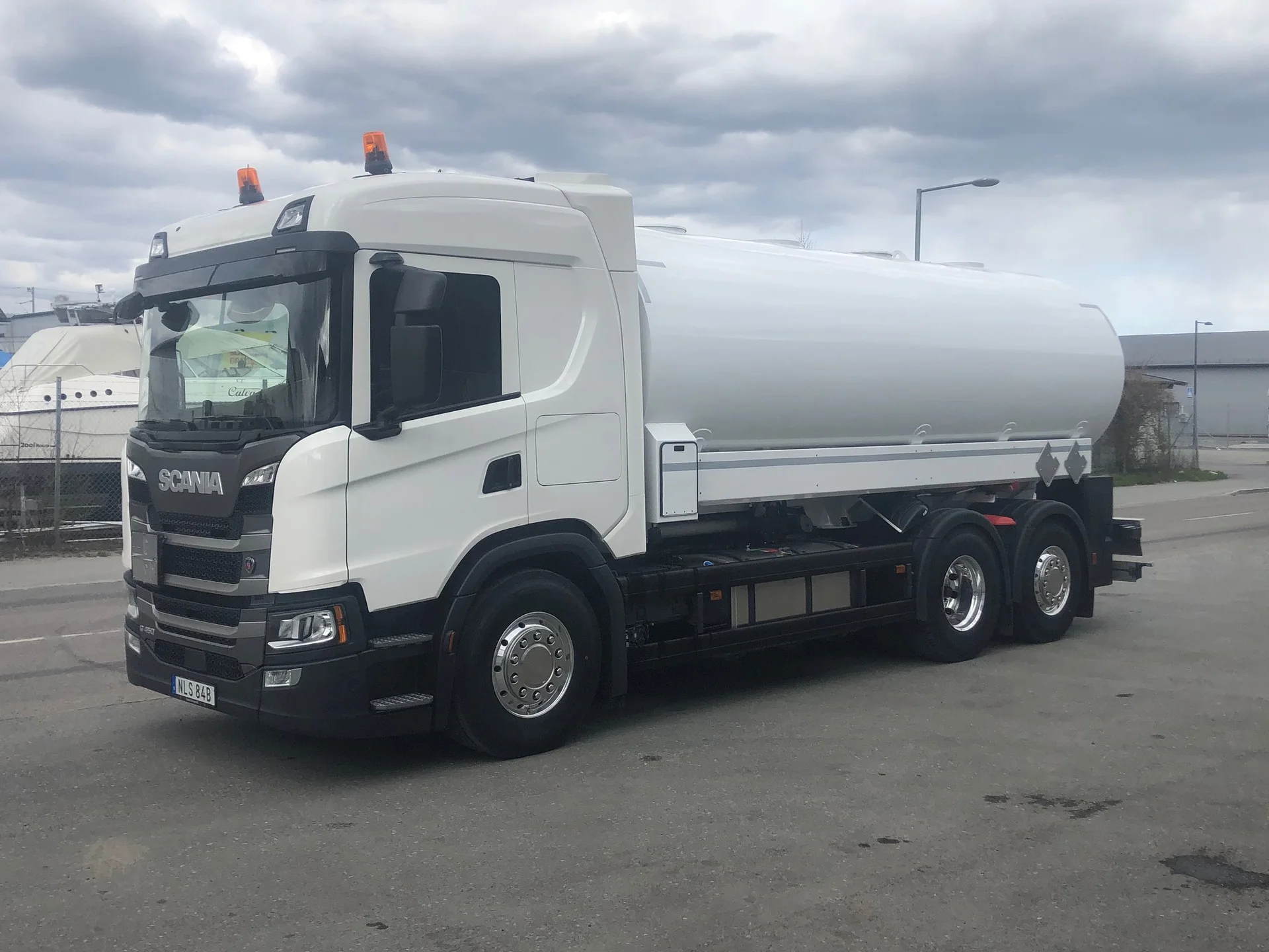 Vit Scania-tankbil parkerad på asfalt