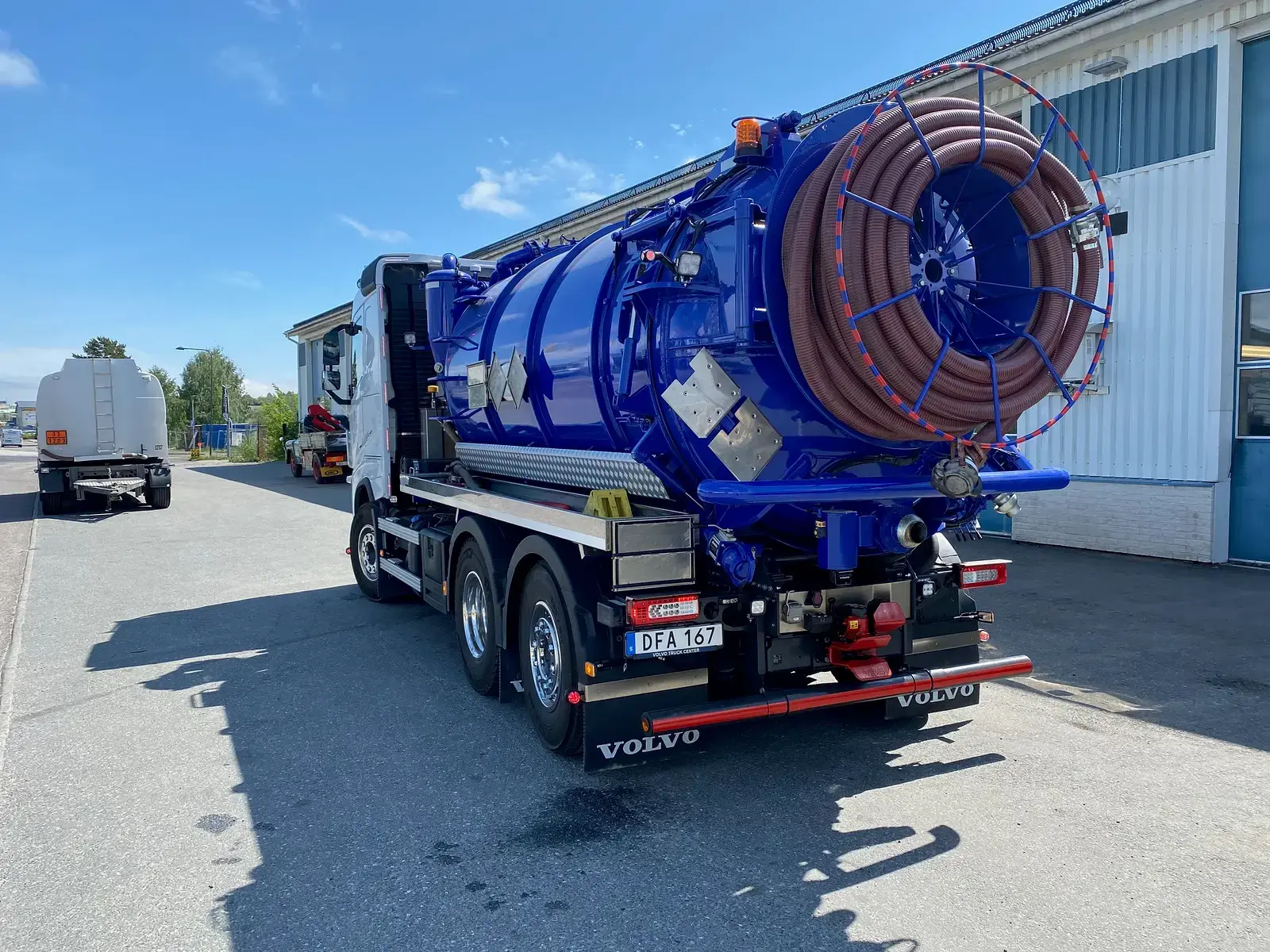 Efter: blå slambil parkerad utanför verkstaden